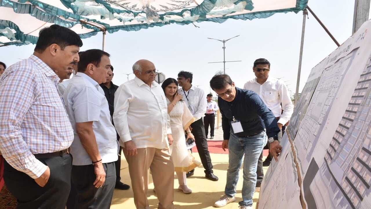 ધોલેરા SIRમાં જે કાર્યો પ્રગતિ હેઠળ છે તેની વિગતો પ્રેઝન્ટેશનમાં આપતા જણાવવામાં આવ્યું હતું કે, ભીમનાથ ધોલેરા ફ્રેઈટ રેલ્વેલાઈન, 192 બેડની હોસ્પિટલ, 12માં ધોરણ સુધીની શાળા, ફાયર સ્ટેશન અને ઇન્વેસ્ટર્સ માટે આવાસીય સુવિધાના કામો હાલ ચાલી રહ્યા છે.