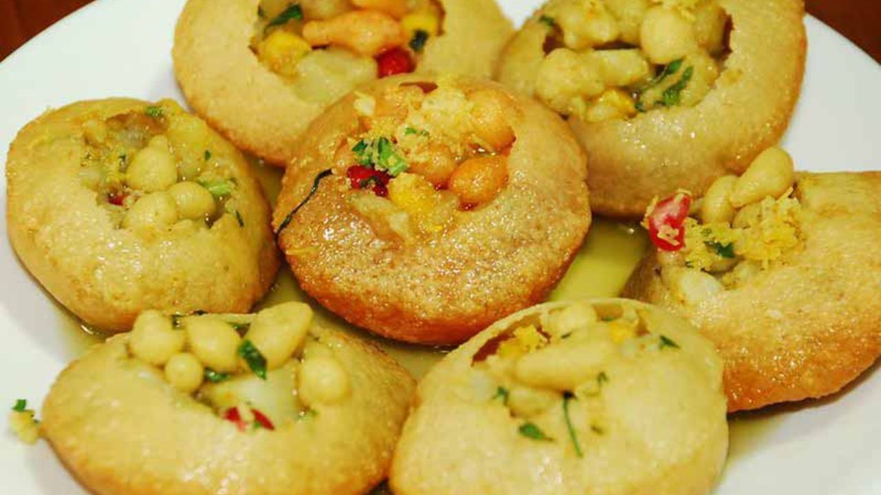 ફાયદા: તમને ખબર જ હશે કે પાણીપુરીમાં કોથમીર, ફુદીનાની ચટણી, કાચી કેરી ભેળવવામાં આવે છે અને હિંગની હળવી સુગંધ તેના સ્વાદમાં પ્રાણ ઉમેરે છે. ફક્ત હિંગ જ કેમ આમલી જેવા ઘણા મસાલા પણ ઉમેરવામાં આવે છે. આ બધું પેટને સ્વસ્થ રાખે છે અને સ્થૂળતાને વધતા અટકાવે છે. આ સિવાય લોટને બદલે સોજીમાંથી બનેલા ગોલગપ્પા ખાઓ તો વધુ સારું રહેશે. કારણ કે તેઓ હળવા છે.
