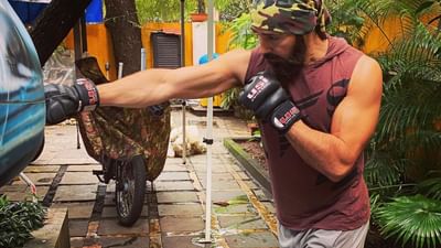 ડીનો મોરિયાનો જન્મ બેંગ્લોરમાં ઇટાલિયન પિતા અને ભારતીય માતાને ત્યાં થયો હતો. તેમની માતા કેરળના કોચીમાં કલામાસેરીની વતની છે.તેમણે તેમના જીવનના પહેલા 11 વર્ષ ઇટાલીમાં વિતાવ્યા. તેઓ ત્રણ ભાઈઓમાં બીજા ક્રમે છે. નિકોલો મોરિયા તેમના મોટા ભાઈ છે અને સેન્ટિનો મોરિયા તેમના નાના ભાઈ છે.