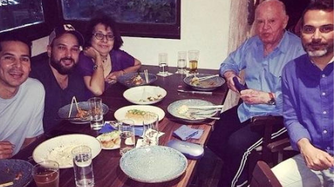 પોતાની ફિલ્મો અને પછી અફેરને કારણે ચર્ચામાં આવ્યા પછી, ડીનો અચાનક ગુમનામ થઈ ગયો. જોકે, તેમણે OTT પર વાપસી કરી. ફિલ્મો ઉપરાંત, ડીનો મોરિયાએ OTT પર પણ પોતાની હાજરી નોંધાવી છે.