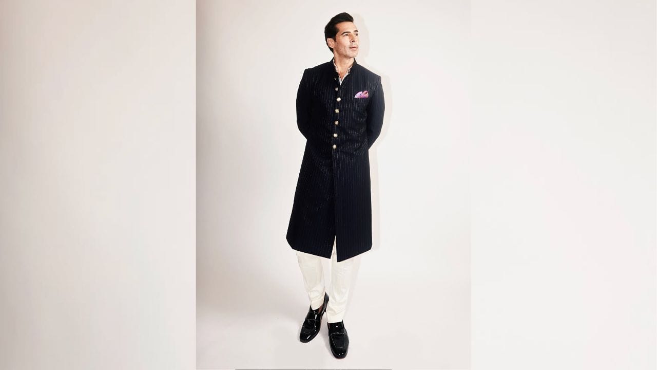 ડીનો મોરિયા મુંબઈના બાંદ્રાના કાસા-મોરિયામાં રહે છે. તેઓ ફિટનેસના શોખીન છે,શોબિઝ આઇકોન એવોર્ડ્સમાં તેમને આઇકોનિક હેલ્થ એન્ડ ફિટનેસ એમ્બેસેડર એવોર્ડથી સન્માનિત કરવામાં આવ્યો હતો. તેઓ રોમન કેથોલિક છે.  તેઓ અંગ્રેજી, હિન્દી, ઇટાલિયન, ઉર્દૂ, કન્નડ, ફ્રેન્ચ અને પોર્ટુગીઝ ભાષા પણ જાણે છે.