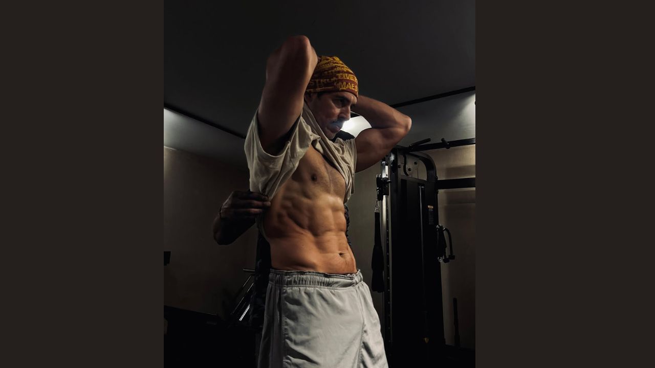 ડીનો મોરિયાએ ફિલ્મ પ્યાર મેં કભી કભીથી પોતાની કારકિર્દીની શરૂઆત કરી હતી. જે ફ્લોપ સાબિત થયો. જોકે, તેના સુંદર દેખાવે તે સમયે ઘણી ચર્ચા જગાવી હતી અને તે છોકરીઓમાં ખૂબ લોકપ્રિય બની ગયો હતો. 1999માં ડેબ્યૂ કર્યા પછી, 2002માં તેમનું નસીબ ચમક્યું.