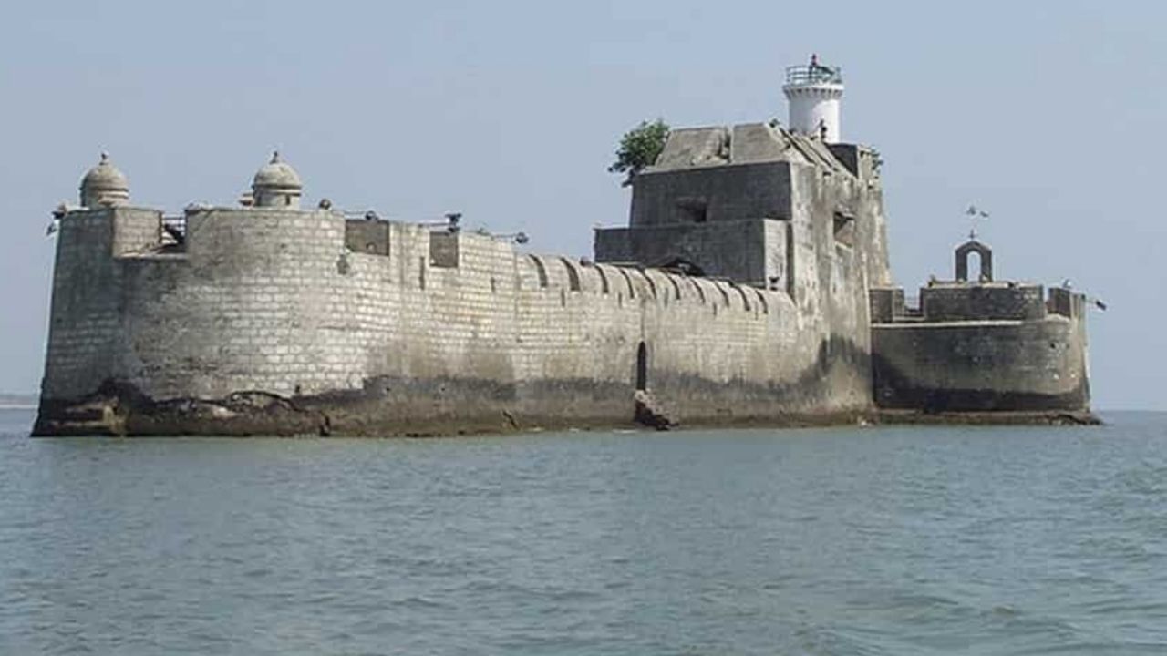 દીવ (Diu) નામનું મૂળ સંસ્કૃત શબ્દ “દ્વીપ”પરથી આવ્યું છે, જેનો અર્થ થાય છે "દ્વીપ" અથવા "જળથી ઘેરાયેલું ભૂમિખંડ." (Credits: - Wikipedia)