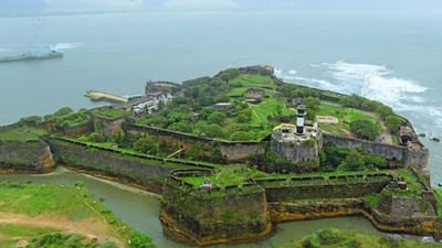 દીવ ગુજરાતના સૌરાષ્ટ્ર (કાઠિયાવાડ) દ્વીપકલ્પની દક્ષિણે આવેલો કેન્દ્રશાસિત પ્રદેશ. ગુજરાત અને પશ્ચિમ ભારતનું પ્રાચીન સમયનું પ્રમુખ બંદર અને આ જ નામ ધરાવતો ટાપુ. તેનું નામ સંસ્કૃત શબ્દ 'દ્વીપ' (બેટ) ઉપરથી અપભ્રંશ થઈને 'દીવ' પડ્યું છે. (Credits: - Wikipedia)