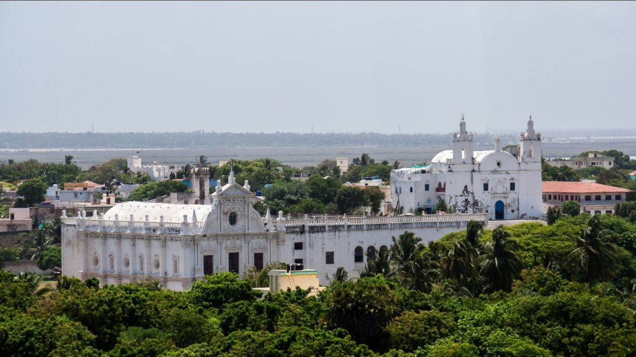 દીવનું મહત્વ માત્ર એક પ્રસિદ્ધ પર્યટન સ્થળ તરીકે જ નહીં, પરંતુ એક ઐતિહાસિક શહેર તરીકે પણ છે. તેનો વૈભવી ભૂતકાળ, પ્રાચીન કિલ્લો, યુરોપીયન શૈલીના ચર્ચો અને પોર્ટુગીઝ સમુદાયના અવશેષો આજે પણ તેના ઐતિહાસિક વારસાને જીવંત રાખે છે. (Credits: - Wikipedia)