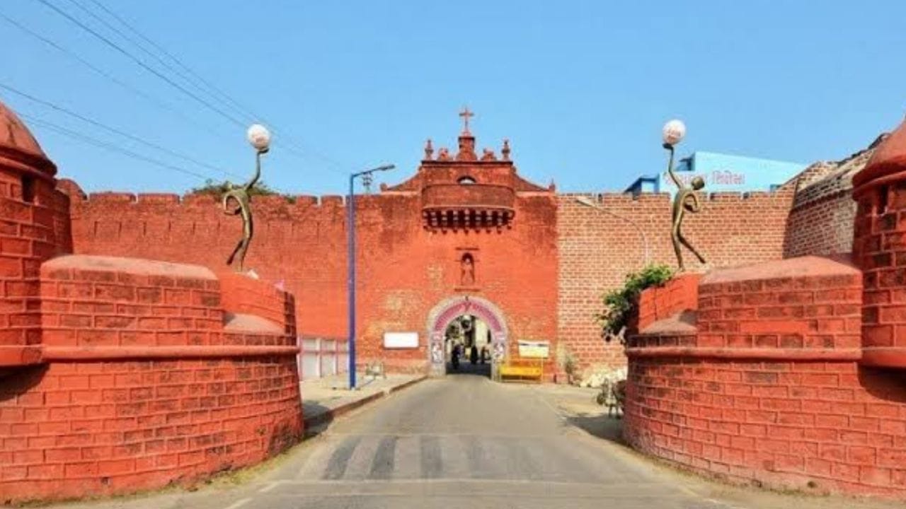 દીવ શહેરની હદમાં આવેલો આ ઐતિહાસિક કિલ્લો ઈ.સ. 1535માં તે સમયે બનાવાયો હતો, જયારે ગુજરાતના સુલતાન બહાદુર શાહ અને પોર્ટુગીઝો વચ્ચે સંધિ થઈ હતી. (Credits: - Wikipedia)