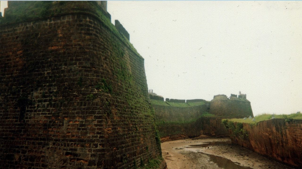 દીવ કિલ્લો ભારતના પશ્ચિમ કાંઠે આવેલો દીવ ટાપુ, એક ઐતિહાસિક પોર્ટુગીઝ કિલ્લાનું સ્થાન છે, જે 16મી સદીમાં તેમની રક્ષણાત્મક કિલ્લાબંધીની યોજના અંતર્ગત ટાપુના પૂર્વ છેડે આ કિલ્લો બાંધવામાં આવ્યો હતો. (Credits: - Wikipedia)