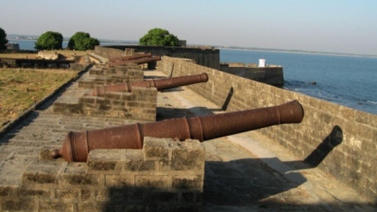 આ સમયગાળા દરમિયાન મુઘલ સમ્રાટ હુમાયુએ આ વિસ્તારમાં આક્રમણ કર્યું હતું. કિલ્લાનું નિર્માણ અને મજબૂતીકરણ ઈ.સ. 1546 સુધી કરવામાં આવ્યું. ઈ.સ. 1537થી લઈને ડિસેમ્બર 1961 સુધી પોર્ટુગીઝોએ અહીં પોતાનું શાસન જાળવી રાખ્યું, (Credits: - Wikipedia)