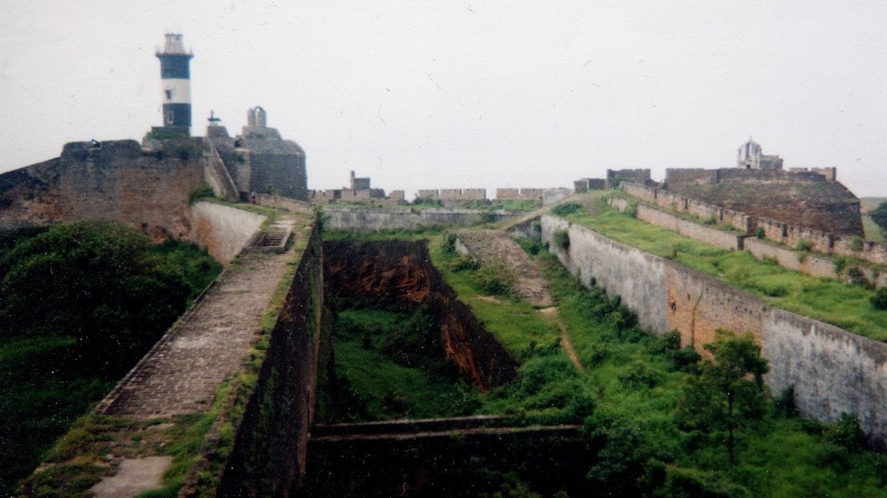 19 ડિસેમ્બર, 1961ના રોજ ભારતીય સેનાએ "ઓપરેશન વિજય" અંતર્ગત દીવ સહિત પોર્ટુગીઝ શાસિત વિસ્તારો પર કબજો મેળવી લીધો. ત્યારબાદ દીવ, દમણ અને દાદરા-નગરહવેલી ભારતના કેન્દ્રશાસિત પ્રદેશ બન્યાં. 2020માં દમણ-દીવ અને દાદરા-નગરહવેલીને મિલાવવામાં આવ્યા અને એક કેન્દ્રશાસિત પ્રદેશ બનાવવામાં આવ્યો. (Credits: - Wikipedia)