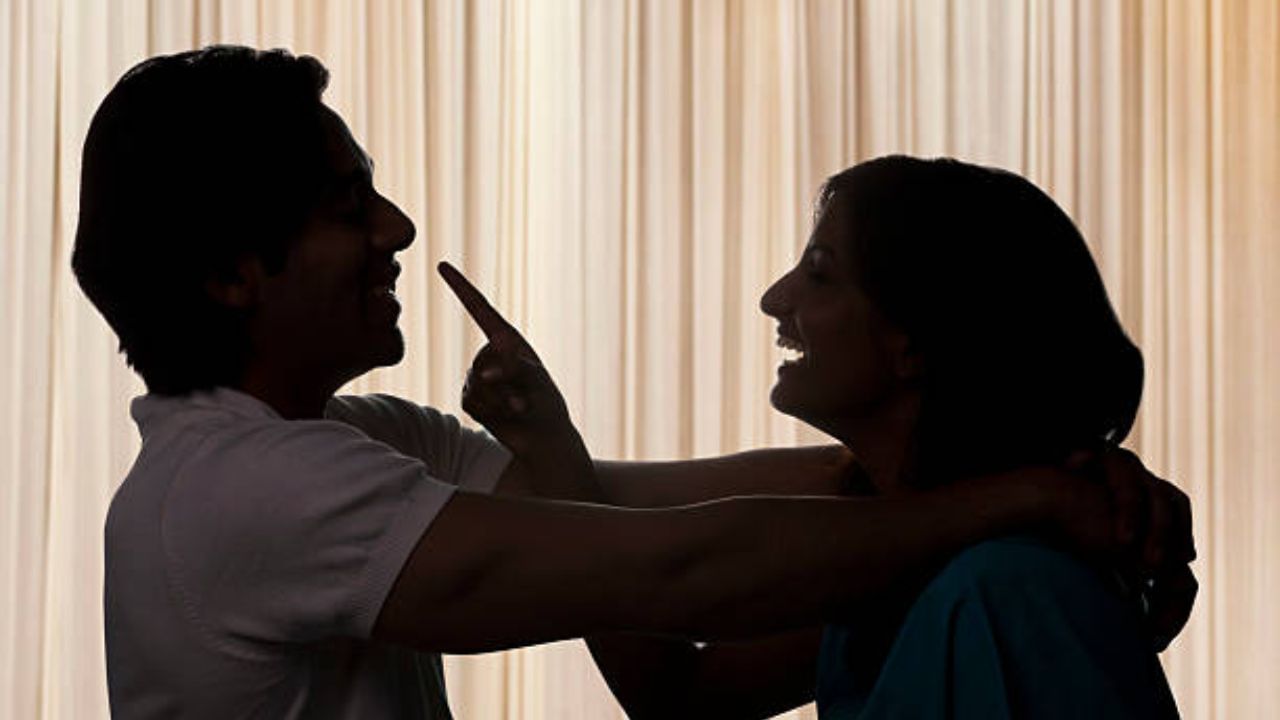 કોર્ટના કેટલાક મહત્વપૂર્ણ નિર્ણયો: રાજેશ શર્મા વિરુદ્ધ ઉત્તર પ્રદેશ રાજ્ય (2017): સુપ્રીમ કોર્ટે સ્વીકાર્યું કે ઘણા પુરુષો ખોટા ઘરેલુ હિંસા અને દહેજ ઉત્પીડનના કેસોમાં ફસાયેલા છે. કોર્ટે આદેશ આપ્યો કે પ્રાથમિક તપાસ વિના કોઈ ધરપકડ ન કરવી જોઈએ. વિવેક નારાયણ શર્મા વિરુદ્ધ ભારત સંઘ (2020): આ કેસમાં પતિએ કહ્યું કે તેની પત્ની દ્વારા તેને હેરાન કરવામાં આવી રહ્યો છે, પરંતુ તેના પક્ષમાં કોઈ નક્કર કાયદો નથી. કોર્ટે તેના પર વિચાર કરવાનું કહ્યું.
