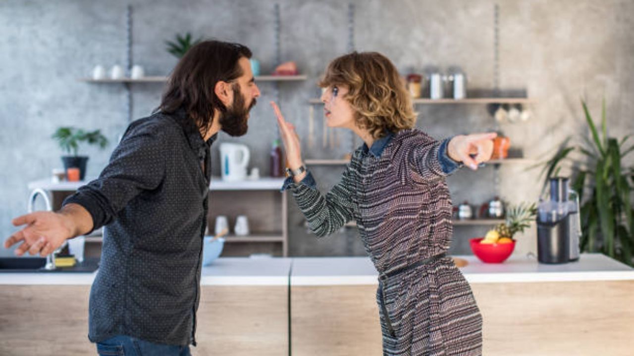 તો પછી પતિ શું કરી શકે?: પતિ પાસે ઘરેલુ હિંસા કાયદાનો આશ્રય ન હોવા છતાં તે ભારતીય દંડ સંહિતા (IPC)ની ઘણી કલમો હેઠળ ફરિયાદ નોંધાવી શકે છે. કલમ 323 - જો પત્નીએ શારીરિક ઈજા પહોંચાડી હોય. કલમ 506 - ગુનાહિત ધાકધમકી માટે. કલમ 504 - દુર્વ્યવહાર અથવા માનસિક સતામણી માટે. કલમ 498 - જો પતિ માનસિક અથવા શારીરિક રીતે સતામણી કરી રહ્યો હોય તો કેસ પણ નોંધી શકાય છે.
