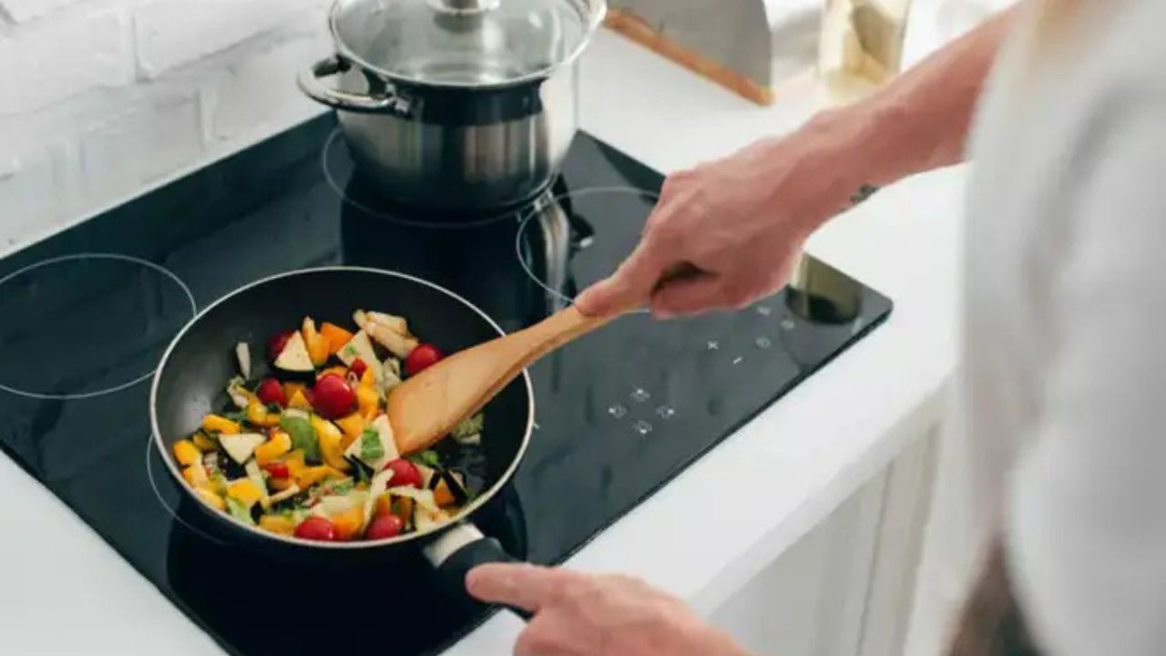 સ્વપ્નમાં જાતે ભોજન રાંધવું: જો તમે સ્વપ્નમાં તમારા માટે ભોજન રાંધી રહ્યા છો, તો તે પણ એક શુભ સંકેત માનવામાં આવે છે. તેનો અર્થ એ છે કે તમે જે કાર્ય પૂર્ણ કરવા માટે સખત મહેનત કરી રહ્યા છો તે ટૂંક સમયમાં પૂર્ણ થશે અને તમને સારા સમાચાર મળશે. આ સ્વપ્નને ઇચ્છાઓની પરિપૂર્ણતાનું પ્રતીક માનવામાં આવે છે. બીજી બાજુ જો તમે સ્વપ્નમાં બીજાઓ માટે ભોજન રાંધી રહ્યા છો, તો તે પણ સારું માનવામાં આવે છે. તેનો અર્થ એ છે કે તમે તમારી સાથે બીજાઓ વિશે પણ વિચારી રહ્યા છો અને તેમની જરૂરિયાતોને પૂર્ણ કરવાનો પ્રયાસ કરી રહ્યા છો.
