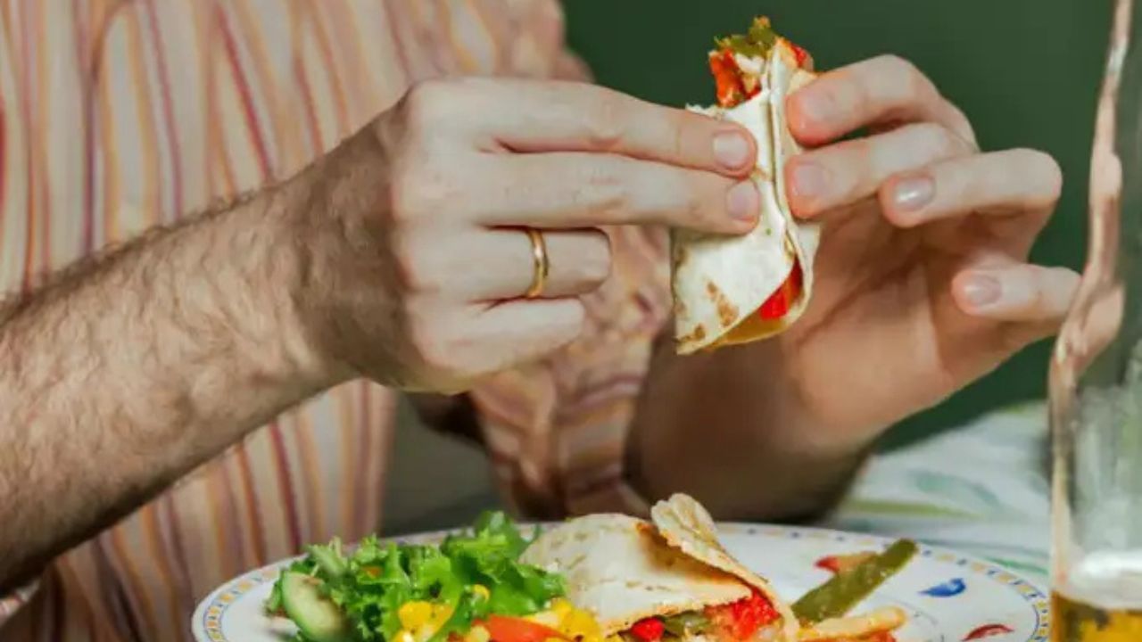 સ્વપ્નમાં ખોરાકનું દાન કરવું: જો તમે સ્વપ્નમાં કોઈ જરૂરિયાતમંદ કે ગરીબ વ્યક્તિને ખોરાકનું દાન કરી રહ્યા છો, તો તે તમારા માટે એક મેસેજ હોઈ શકે છે. તેનો અર્થ એ છે કે તમારે જાગીને વાસ્તવિક જીવનમાં પણ વસ્તુઓનું દાન કરવું જોઈએ. તેમજ તમારા પૂર્વજો પણ ખોરાકની માંગણીનો સંકેત આપી રહ્યા છે. આવી સ્થિતિમાં પૂર્વજોના નામે ગરીબ અને જરૂરિયાતમંદોને ખોરાક આપો.
