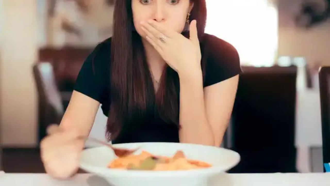 સ્વપ્નમાં બીજાઓને ખાતા જોવું: જો તમે સ્વપ્નમાં બીજાઓને ખાતા જોતા હોવ તો તે એક શુભ સંકેત માનવામાં આવે છે. તેનો અર્થ એ છે કે આવનારા સમયમાં તમને પરિવારનો સંપૂર્ણ સહયોગ મળશે અને ઘરમાં કોઈ ધાર્મિક કાર્યક્રમ પણ યોજાઈ શકે છે. બીજી બાજુ જો તમે માખણ કે બદામ ખાવાનું સ્વપ્ન જોઈ રહ્યા છો, તો તે ભવિષ્યમાં સુખી જીવનનો સૂચક છે. તમારા જીવનની બધી સમસ્યાઓ ધીમે-ધીમે સમાપ્ત થવા લાગશે, જે તમારા ચહેરા પર સ્મિત લાવશે.
