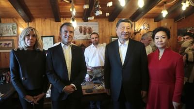 ફ્રાન્સના રાષ્ટ્રપતિ ઈમેન્યુઅલ મેક્રોન અને તેની પત્ની બ્રિજિટ મેક્રેો પોતાની લવ લાઈફ વિશે કહી ચૂક્યા છે. તેમણે કહ્યું કે, મેક્રોને 15 વર્ષની ઉંમરમાં તેની સાથે પ્રેમ થયો હતો. ત્યારે બ્રિજિટની ઉંમર 40 વર્ષની હતી. તે મેક્રોની સ્કૂલમાં ડ્રામા ટીચર હતી.