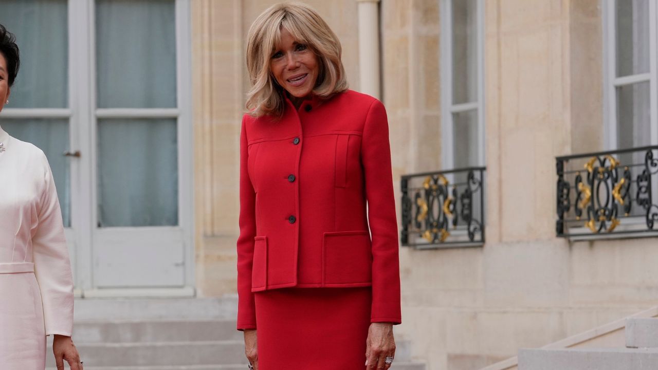 ટ્વિસ્ટ ત્યારે આવ્યો જ્યારે બ્રિજિટની દીકરી લોરેન્સની મુલાકાત મેક્રોન સાથે થઈ હતી. અહીથી બંન્નેની લવસ્ટોરી શરુ થઈ હતી. બંન્ને સાથે ભણતા હતા. એક દિવસ લોરેન્સે માતાને બ્રિજિટ મેક્રોનના વખાણ કર્યા. બ્રિજેટ 20 વર્ષની ઉંમરમાં એક બેન્કર સાથે લગ્ન કરી તેને 3 બાળકો હતા.