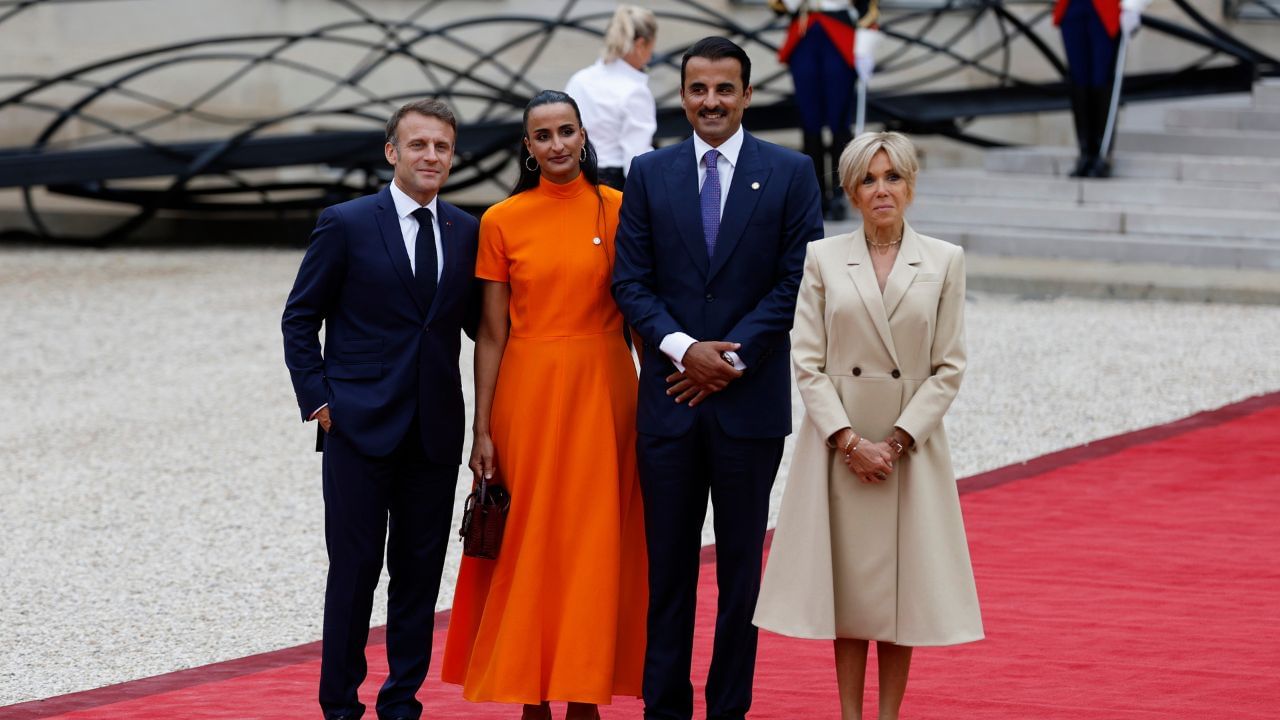 46 વર્ષીય ઇમેન્યુઅલ મેક્રોન અને 71 વર્ષીય બ્રિજેટની લવસ્ટોરી કોઈ ફિલ્મથી ઓછી નથી. બંન્ને વચ્ચે 25 વર્ષનું અંતર છે.રસપ્રદ વાત તો એ છે કે, મેક્રોનને ત્યારે પ્રેમ થયો જ્યારે તે 15 વર્ષનો હતો. ભણવામાં હોશિયાર મેક્રોન ઉત્તરી ફાન્સના જેશુએટ સ્કૂલમાં અભ્યાસ કરતો હતો. તેમને પુસ્તક પ્રત્યે પ્રેમ હતો.