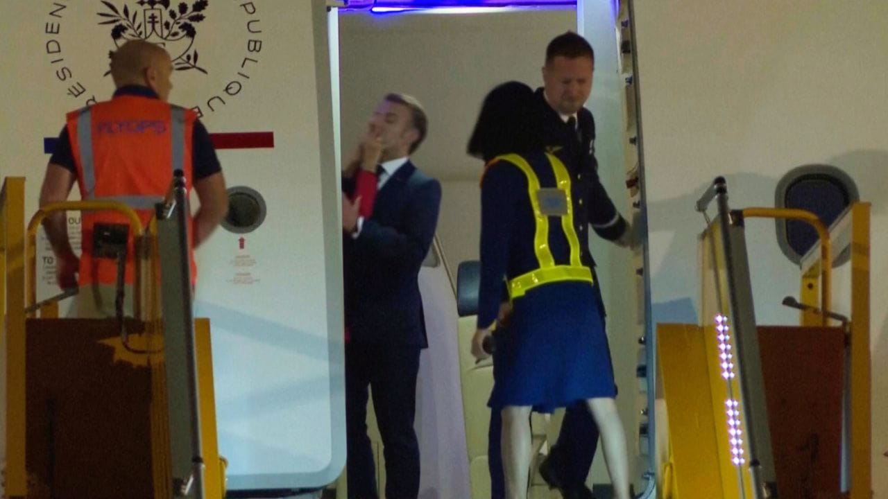 મેક્રોનને બ્રિજેટથી દૂર રાખવા માટે, તેને અભ્યાસ માટે પેરિસ મોકલ્યો. મેક્રોનની માતાએ કહ્યું કે, તેમના સંબંધો જે પ્રકારના હતા, તેને ક્યારેય મહાન ન કહી શકાય. મેક્રોનના માતા-પિતા બ્રિજેટને મળ્યા અને તેમને તેમના પુત્રથી દૂર રહેવાની ચેતવણી આપી હતી.