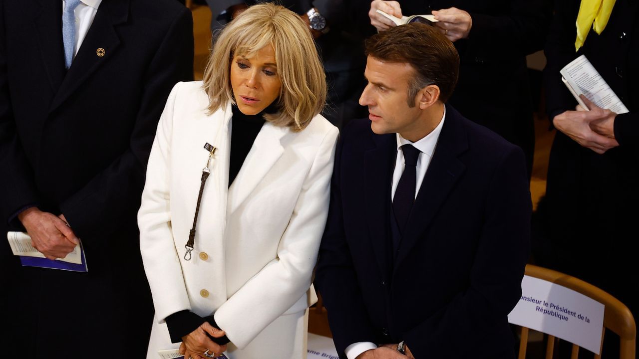 દીકરી પાસે મેક્રોનના વખાણ સાંભળ્યા બાદ બ્રિજિટએ નક્કી કર્યું કે, તે મેક્રોનને મળશે. બંન્નેની મુલાકાત થઈ હતી.મેક્રોન તેમના ડ્રામા શિક્ષિક બ્રિજિટ સાથે લગ્ન કરે છે, જે તેમનાથી 25 વર્ષ મોટી છે.