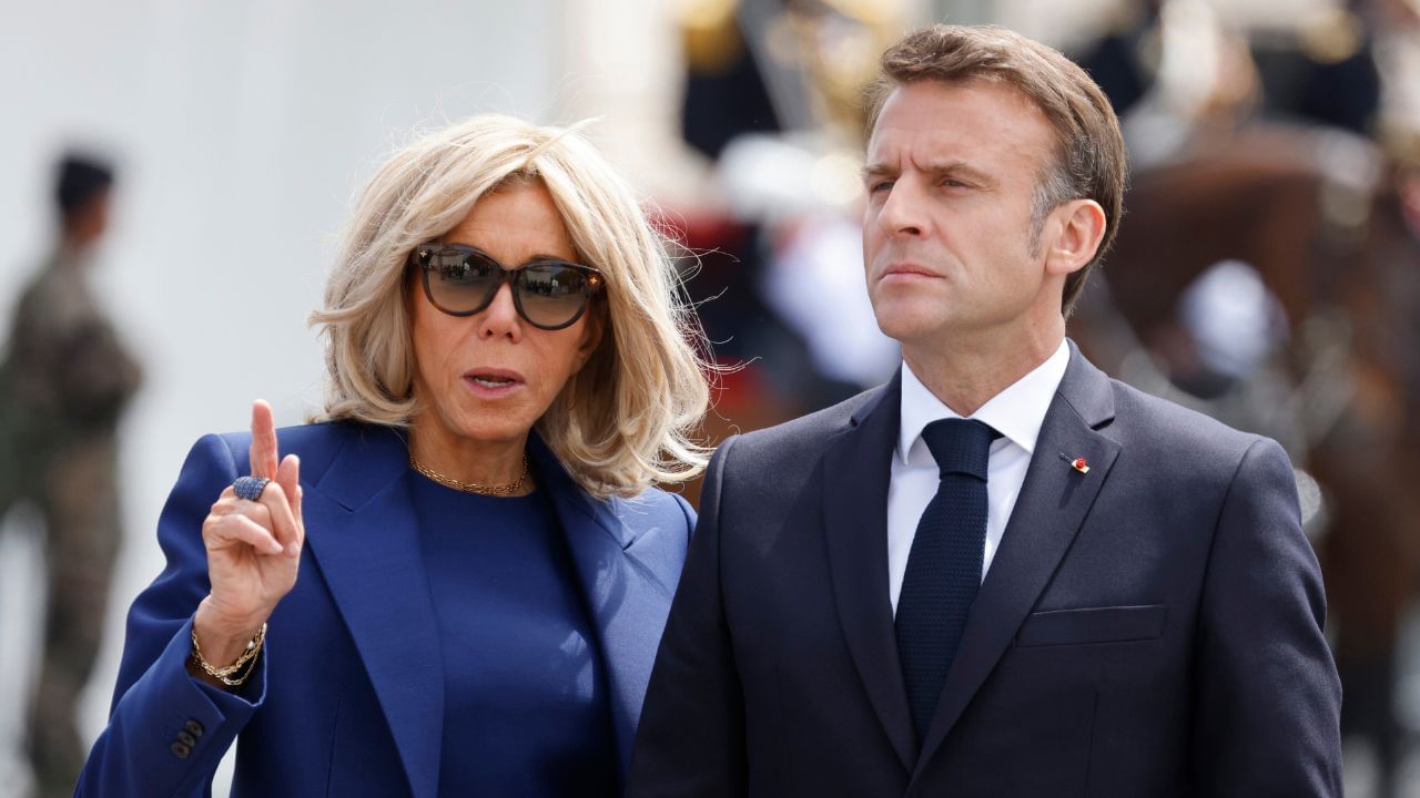 આ એવો સમય છે જ્યારે ફ્રાન્સમાં 18 વર્ષથી ઓછી ઉંમરના આવા સંબંધોને બાળ શોષણ માનવામાં આવતું હતું. એટલા માટે મેક્રોનને બધું છોડીને પેરિસ જવું પડ્યું. જોકે, ઇમેન્યુઅલે માત્ર 17 વર્ષની ઉંમરે નક્કી કરી લીધું હતું કે તે ફક્ત બ્રિજેટ સાથે જ લગ્ન કરશે. લગભગ 10 વર્ષના ઉતાર-ચઢાવ પછી, બંનેએ 10 વર્ષ પછી 2007માં લગ્ન કર્યા.