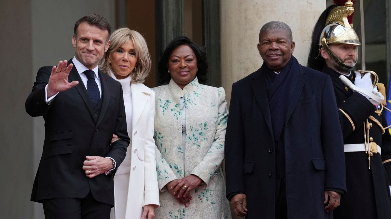 તેમની ઉંમરમાં અંદાજે 25 વર્ષનો તફાવત હતો. આ છતાં, ઇમેન્યુઅલ મેક્રોન અને બ્રિજિટે લગ્ન કરી લીધા. બ્રિજિટનો દીકરો તેના પતિ ઇમેન્યુઅલ મેક્રોન કરતા ત્રણ વર્ષ મોટો છે અને તેની દીકરીઓ પણ તેના જેવડી છે.