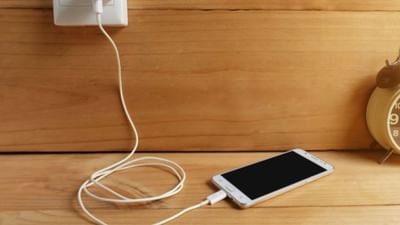 લોકો ઘણીવાર વિચારે છે કે શું દરરોજ સ્માર્ટફોન ચાર્જ કરવાથી વીજળીનું બિલ વધારે આવે છે? જવાબ ના છે. ફોન ચાર્જ કરવામાં ખૂબ ઓછી વીજળીનો ખર્ચ થાય છે. પરંતુ જો લાખો લોકો તેમના ચાર્જરને સતત પ્લગ ઇન રાખે છે, તો એકંદરે તે વીજળીનો નોંધપાત્ર વપરાશ બની જાય છે. અહીં અમે તમને જણાવીશું કે તમે તમે તમારા ફોનને એકવાર ચાર્જ કરો છો ત્યારે કેટલી વીજળીનો ખર્ચ થાય છે. આખા મહિના કે વર્ષમાં વીજળીના બિલ પર તેની કેટલી અસર પડે છે ચાલો સમજીએ.