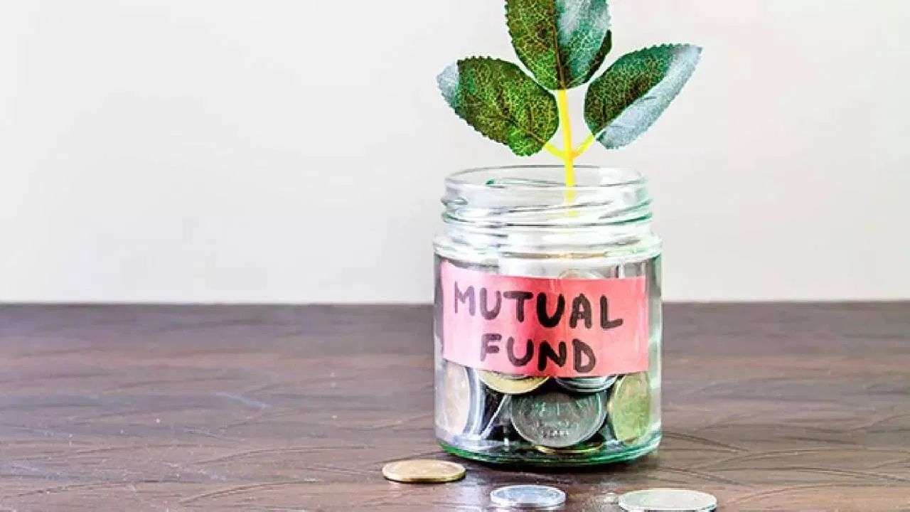 એવામાં મ્યુચ્યુઅલ ફંડ્સમાં ડેટ ફંડ્સ સૌથી સુરક્ષિત ઓપ્શન માનવામાં આવે છે અને તેમાં FD કરતાં ઘણું સારું રિટર્ન મળે છે. જણાવી દઈએ કે, ડેટ ફંડ્સમાં રોકાણકારોના પૈસા ફિક્સ્ડ ઇન્કમ સિક્યોરિટીઝ જેમ કે બોન્ડ, સરકારી સિક્યોરિટીઝ, ટ્રેઝરી બિલ અને ડિબેન્ચરમાં રોકવામાં આવે છે.