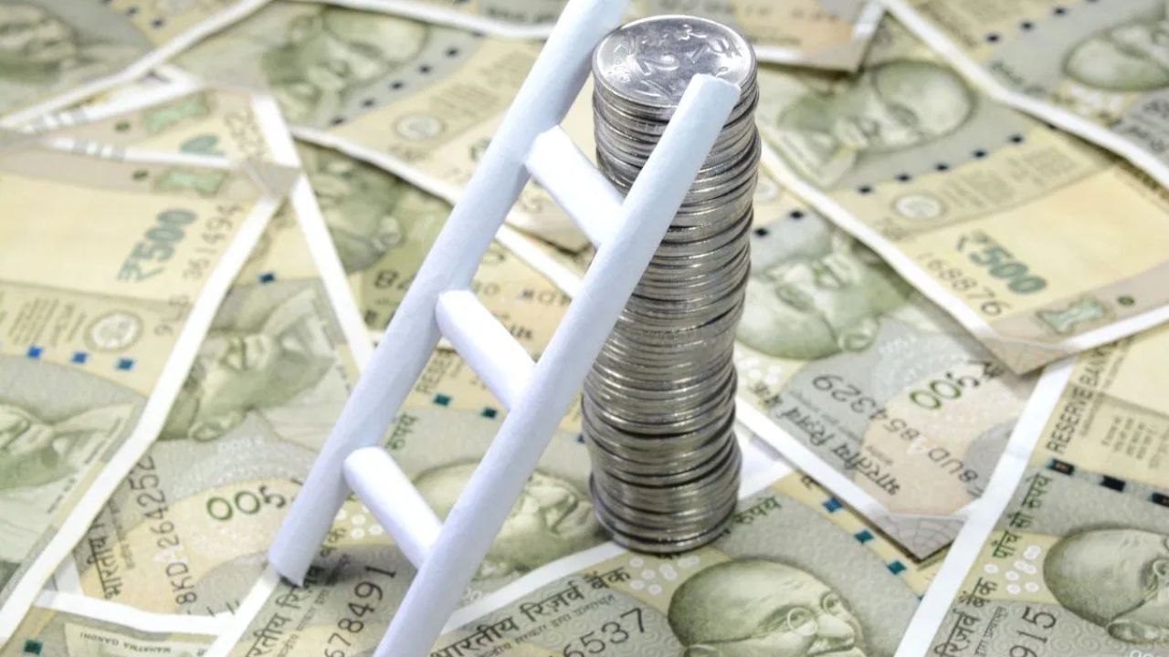 ડેટ ફંડ્સ તમને FD કરતાં થોડું સારું રિટર્ન આપી શકે છે. સામાન્ય રીતે, તમને 1 વર્ષથી 3 વર્ષની FD પર 6 ટકાથી 7.5 ટકા વ્યાજ મળે છે. બીજી બાજુ, ડેટ ફંડમાં તમને લગભગ 9 ટકા જેટલું રિટર્ન મળી શકે છે. રોકાણકારોએ ધ્યાન રાખવું કે, ડેટ ફંડ્સમાં ઈક્વિટી જેટલું હાઈ રિટર્ન મળતું નથી.