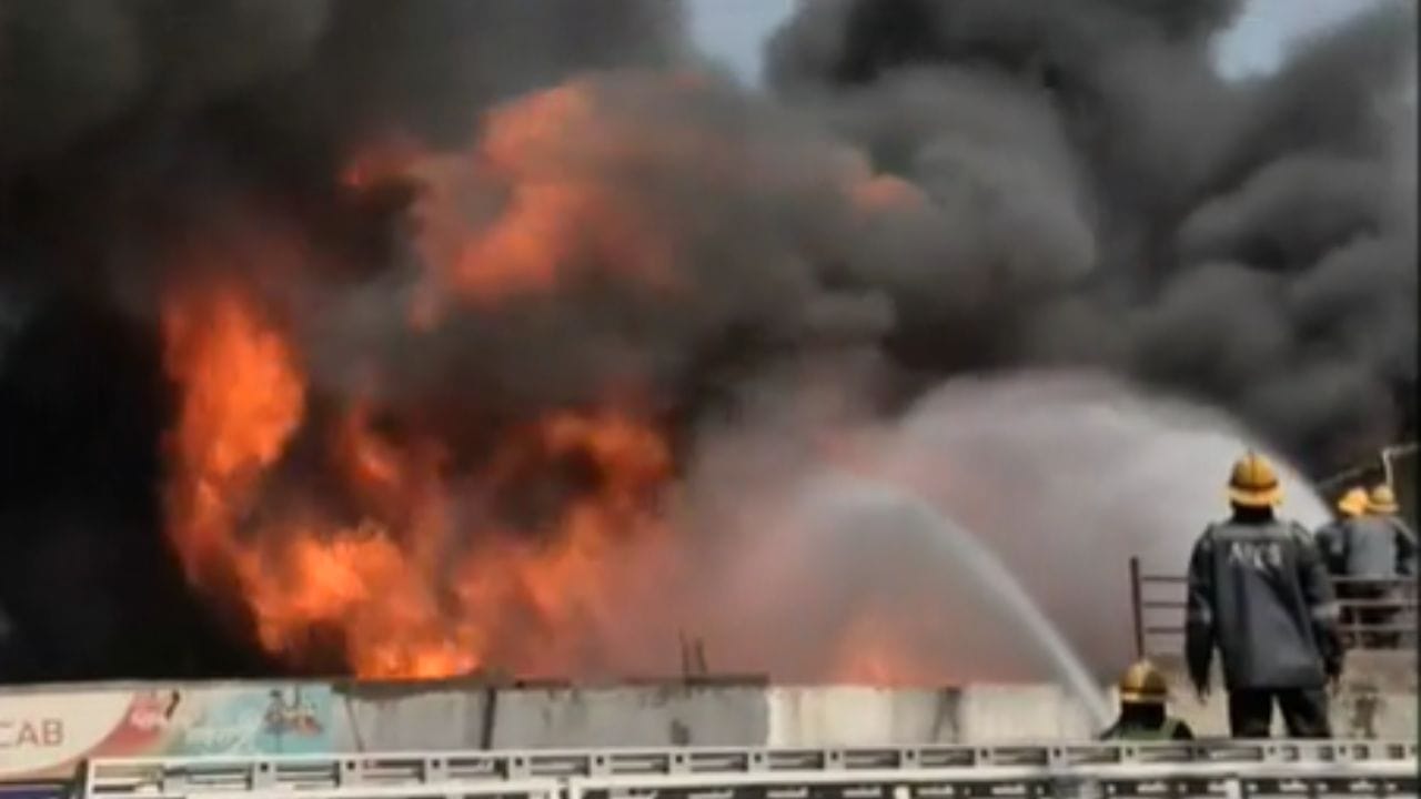 અમદાવાદમાં વટવા સ્થિત કેમિકલ ફેક્ટરીમાં લાગી 'ભીષણ આગ', બે દાઝ્યા, વાહનવ્યવહાર બંધ કરાવ્યો જુઓ Video અમદાવાદમાં વટવા સ્થિત કેમિકલ ફેક્ટરીમાં લાગી 'ભીષણ આગ', બે દાઝ્યા, વાહનવ્યવહાર બંધ કરાવ્યો જુઓ Video