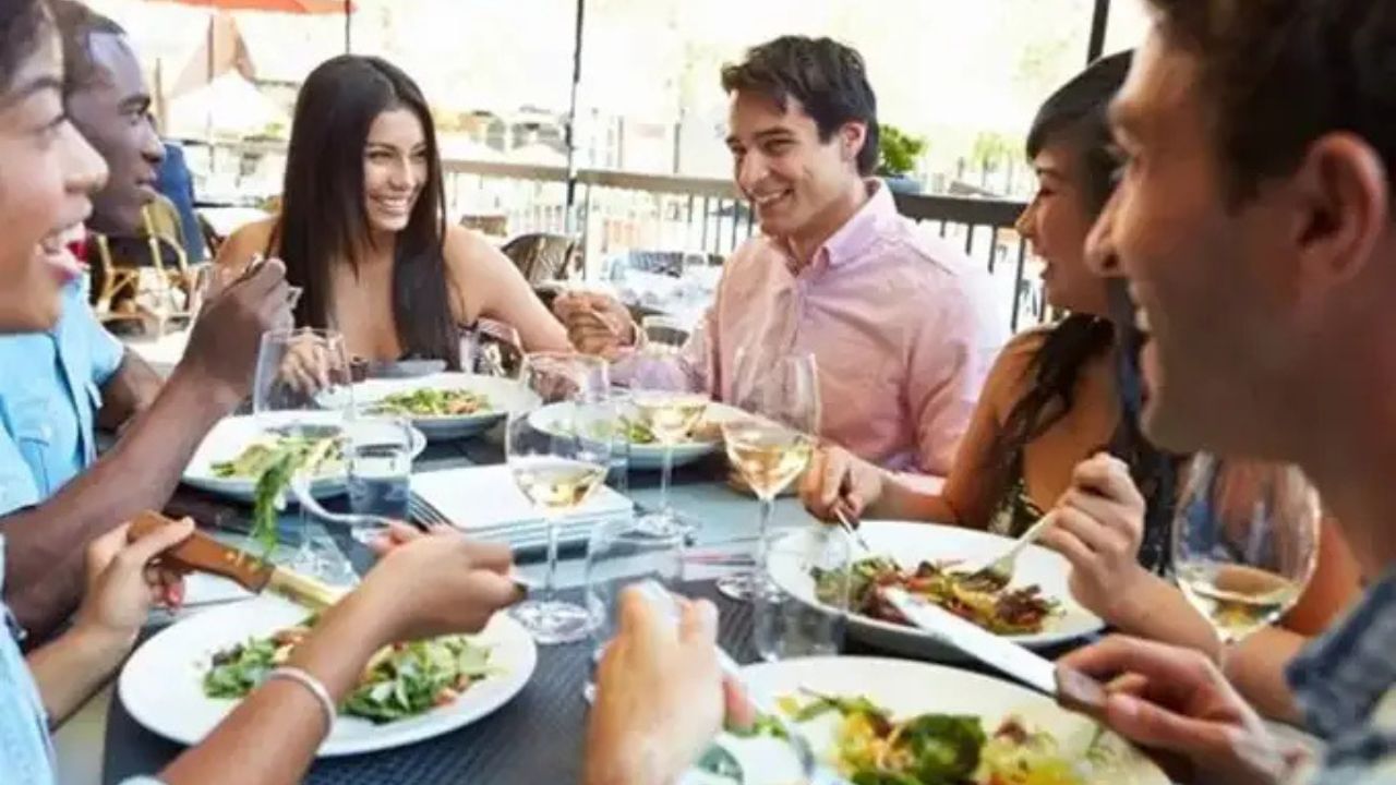 સ્વપ્નમાં મહેમાનો સાથે ભોજન કરવું: જો તમે સ્વપ્નમાં મહેમાનો સાથે ભોજન કરતા જુઓ છો, તો તે શુભ માનવામાં આવતું નથી. તેનો અર્થ એ છે કે તમારે જે કામ કરી રહ્યા છો તે યોગ્ય રીતે કરવું જોઈએ અને પરિવારનું પણ ધ્યાન રાખવું જોઈએ. બીજી બાજુ જો તમે સ્વપ્નમાં રોટલી ખાતા જુઓ છો, તો તેનો અર્થ એ છે કે તમારી ઇચ્છા ટૂંક સમયમાં પૂર્ણ થવાની છે. (Disclaimer - આ લેખમાં સમાવિષ્ટ કોઈપણ માહિતી/સામગ્રી/ગણતરીની ચોકસાઈ અથવા વિશ્વસનીયતાની ખાતરી આપવામાં આવતી નથી. આ માહિતી વિવિધ માધ્યમો/જ્યોતિષીઓ/ઉપદેશો/માન્યતાઓ/ધાર્મિક ગ્રંથોમાંથી એકત્રિત કરીને તમારા સુધી પહોંચાડવામાં આવી છે. અમારો ઉદ્દેશ્ય ફક્ત માહિતી પહોંચાડવાનો છે. વાંચકોએ તેને ફક્ત માહિતી તરીકે જ માનવી જોઈએ. આ ઉપરાંત તેના કોઈપણ ઉપયોગ માટે વાંચકો પોતે જવાબદાર રહેશે.)(All Image Symbolic)
