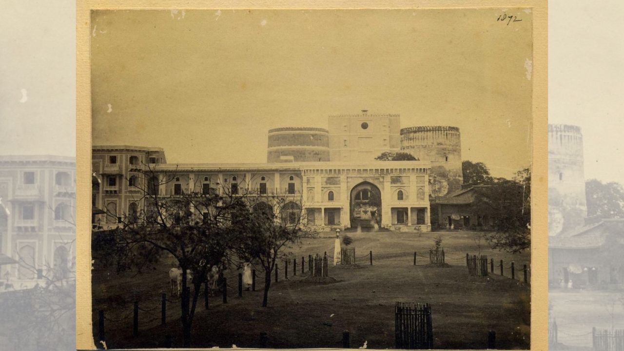 અહેમદશાહના સમયમાં બનાવાયેલા આ કિલ્લામાં 14 મિનારા, 8 સામાન્ય દરવાજા અને 2 વિશિષ્ટ મુખ્ય પ્રવેશદ્વારો હતા, જેને સ્થાપત્યની દૃષ્ટિએ અદભૂત રચના માનવામાં આવે છે.  (Credits: - Wikipedia)