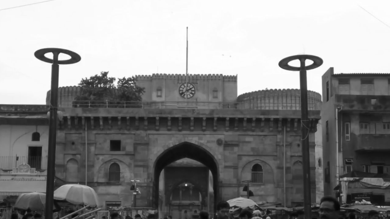 માન્યતા મુજબ, અમદાવાદના સ્થાપક સુલતાન અહમદશાહે જ્યારે આ કિલ્લો બનાવ્યો, ત્યારે ભદ્રકાળીની મૂર્તિ કિલ્લાની નજીક સ્થાપિત કરાઈ હતી અને તેના આશીર્વાદથી શહેર અને કિલ્લો સુરક્ષિત રહે તેવી ભાવના રાખવામાં આવી હતી. તેથી આ કિલ્લો “ભદ્ર કિલ્લો” તરીકે ઓળખાયો.