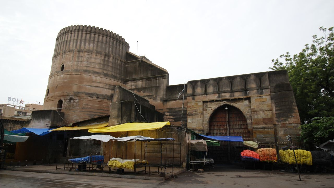 મુઘલ શાસન દરમિયાન આ કિલ્લો સંરક્ષણાત્મક અને શાસકીય મહત્વ ધરાવતો હતો. મરાઠાઓના શાસન દરમિયાન અહીંથી શાસન વ્યવહાર થતો. મરાઠા સમયે કિલ્લાની આસપાસ ઘણી સરકારી કચેરીઓ અને ઘોડા-હાથી માટેના સ્થાનો ઊભા કરાયા હતા. (Credits: - Wikipedia)