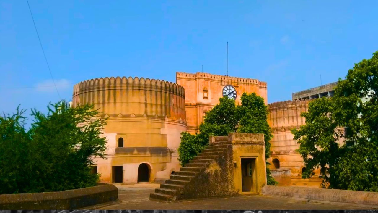 તે સમયે શાહી દરબાર અહીં યોજાતો અને કિલ્લાની પૂર્વ બાજુએ આવેલા 'ત્રણ દરવાજા' નામના પ્રવેશદ્વારથી શાહી દરબાર તરફ પ્રવેશ મળતો હતો, જે આજે માણેક ચોકની નજીક આવેલો છે.