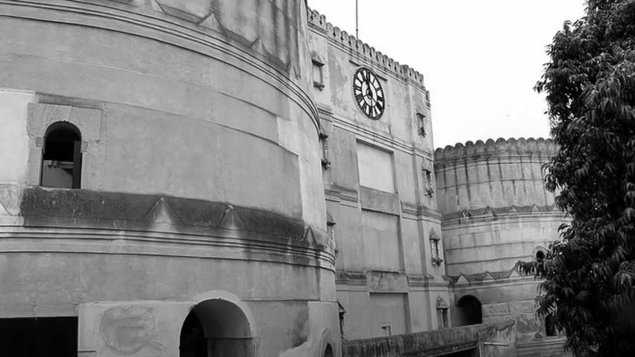 બ્રિટિશ શાસન દરમિયાન ભદ્ર કિલ્લાનો ઉપયોગ શાસન અને રાજકીય પ્રવૃત્તિઓ માટે થતો હતો. અહીં બ્રિટિશ રેસીડેન્સી અને અન્ય સરકારી કચેરીઓ કાર્યરત હતી.