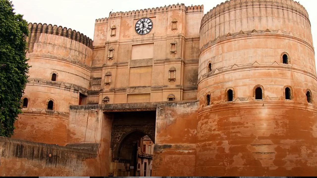 આજના સમયમાં ભદ્ર કિલ્લો ઐતિહાસિક સ્મારક છે અને શહેરના ઇતિહાસને જીવંત બનાવે છે. કિલ્લાની આજુબાજુ અનેક સરકારી ઇમારતો, લાલ દરવાજા પાસેના બજાર વિસ્તાર અને ભદ્ર પ્લાઝા આવેલા છે, જ્યાં અમદાવાદીઓનો દૈનિક વ્યવહાર રહે છે.