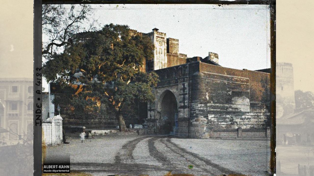 ભદ્ર કિલ્લાના અંદરના ભાગમાં રાજવાડી મહેલો અને સુંદર નગીના બાગ સ્થિત છે, જયારે પશ્ચિમ તરફ અહમદશાહની શાહી મસ્જિદ જોવા મળે છે અને પૂર્વ તરફ મૈદાન-શાહ નામથી ઓળખાતો વિશાળ ખુલ્લો મેદાન વિસ્તરાયેલો છે.