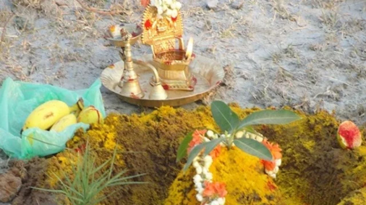 આમાં પણ વાસના, ભોગ, સંપત્તિ, સુખ અને કીર્તિ હાજર છે. રાક્ષસો અને સાપ બધા ત્યાં ખુશીથી રહે છે અને પોતાનો આનંદ માણે છે. આ પાતાળલોકોમાં સૂર્ય વગેરે ગ્રહોની ગેરહાજરીને કારણે દિવસ અને રાતનું કોઈ ખબર પડતી નથી. આ કારણે સમયનો કોઈ ડર હોતો નથી. અહીં વિશાળ સર્પના માથા પરના રત્નો અંધકારને દૂર રાખે છે. સાપ જગતનો પતિ વાસુકી આદિનાગ, પાતાળ જગતમાં જ રહે છે.
