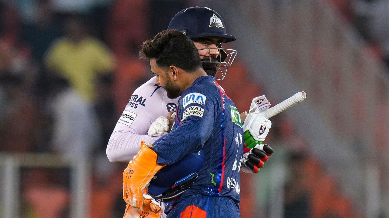 ગુજરાત લખનૌ સામે મેચ હારી ગયું છતાં પણ આ ટીમ પોઈન્ટ ટેબલમાં નંબર 1 પર છે. ગુજરાતની ટીમના 18 પોઈન્ટ છે અને એક મેચ બાકી છે. RCB એ 12 મેચમાં 17 પોઈન્ટ મેળવ્યા છે અને તે બીજા સ્થાને છે. પંજાબ કિંગ્સના 17 પોઈન્ટ છે અને તે ત્રીજા નંબર પર છે. મુંબઈ ઈન્ડિયન્સના 16 પોઈન્ટ છે અને તે ચોથા સ્થાને છે.