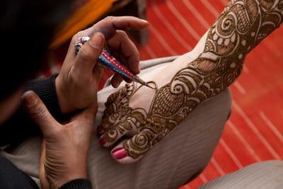 ટેમ્પરરી ટેટુ અને મહેંદી સ્ટોલ આજના યુવાનો અને મહિલાઓમાં ખૂબ લોકપ્રિય બની રહ્યો છે. લગ્ન પ્રસંગો, મેળા, નવરાત્રી, શાળાઓનાં કાર્યક્રમો અને વિવિધ ફેસ્ટિવલમાં આવા સ્ટોલ્સની ડિમાન્ડ વધી રહી છે. 