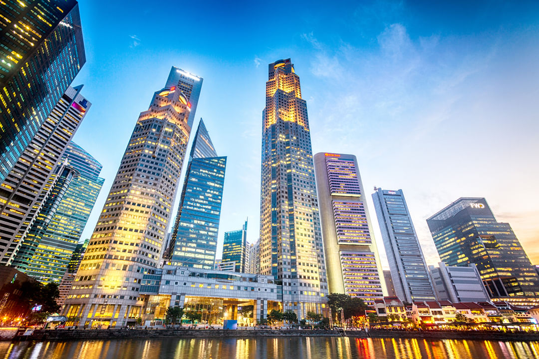 સિંગાપોરમાં આશરે 2,44,800 કરોડપતિ અને 30 જેટલા અબજોપતિ રહે છે.  સિંગાપોર હાઈ નેટવર્થ ધરાવતા વ્યક્તિઓ માટે પસંદગીનું સ્થળ છે. સિંગાપોરમાં વ્યવસાય કરવા માટે અનુકૂળ નિયમો છે, સુરક્ષા સારી છે અને કર ઓછો હોવાથી લોકો અહીં આવવાનું પસંદ કરે છે. આ બધાના કારણે સિંગાપોરમાં ધનિક લોકોની સંખ્યામાં વધારો જોવા મળ્યો છે.