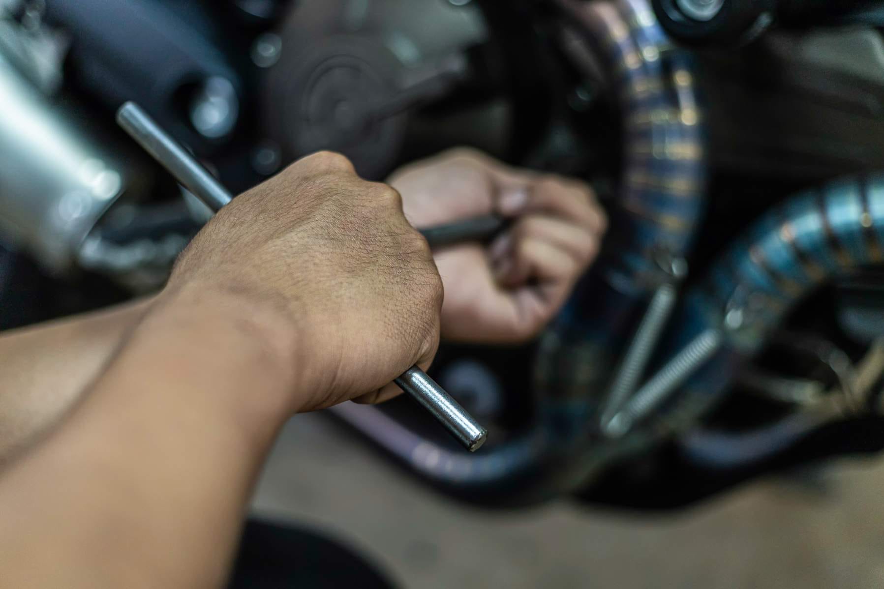 જો તમને ટૂ-વ્હીલર રિપેરિંગ બિઝનેસમાં રસ હોય તો તમે ITI કોલેજો અને Government Skill Centresમાં ઓન-હેન્ડ ટ્રેનિંગ માટેના કોર્સ કરી શકો છો. આ સિવાય પ્રાઇવેટ ગેરેજથી પણ તમે ઓન-હેન્ડ ટ્રેનિંગ લઈ શકો છો. 