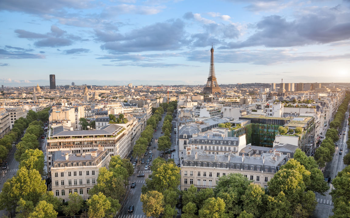 પેરિસ યુરોપના સૌથી ધનિક શહેરોમાંનું એક છે. પેરિસમાં 1,65,000 જેટલા કરોડપતિ રહે છે. શહેરની સમૃદ્ધ સંસ્કૃતિ, ફેશન અને વ્યવસાયનું મિશ્રણ અહીંના ધનિક વર્ગ માટેનું મુખ્ય આકર્ષણ બન્યું છે.