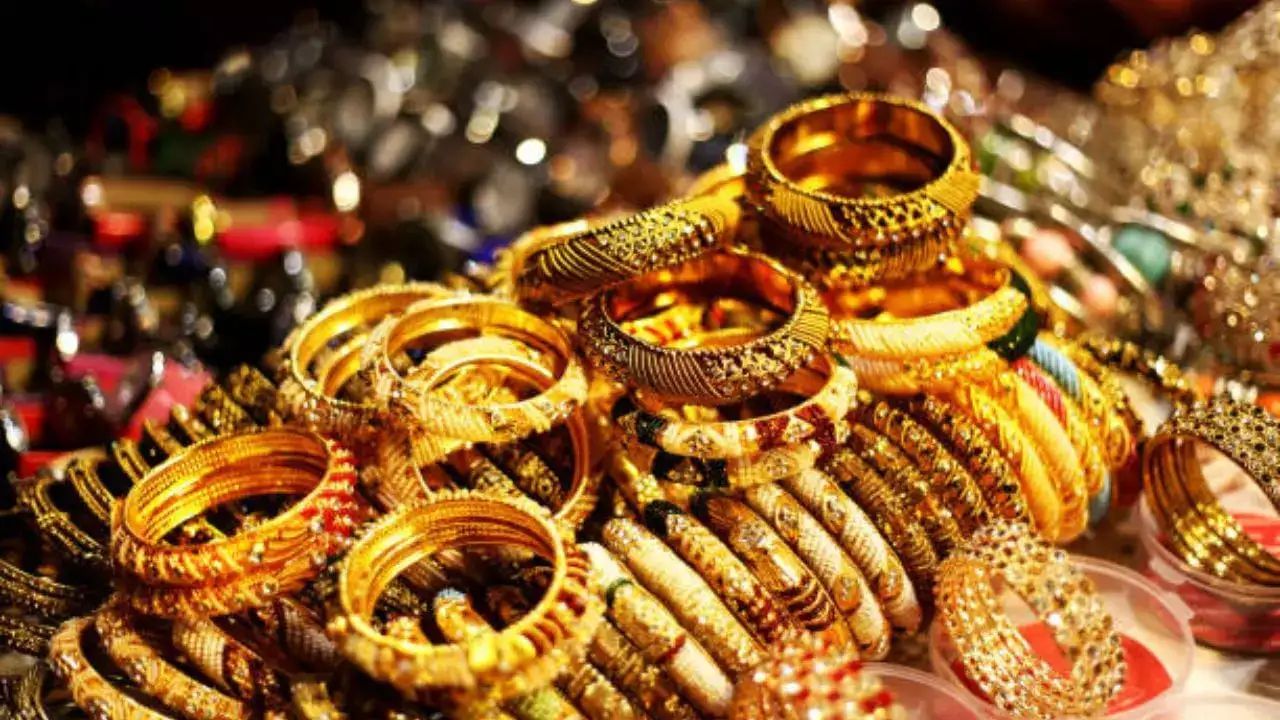 ગ્રાહકો હવે મોટાભાગે 2000-3000 યુઆન (₹23,000-₹35,000) ના મૂલ્યના હળવા દાગીના પસંદ કરી રહ્યા છે. જૂના ઘરેણાં વેચીને નવું સોનું ખરીદનારા લોકોની સંખ્યામાં પણ વધારો થયો છે.