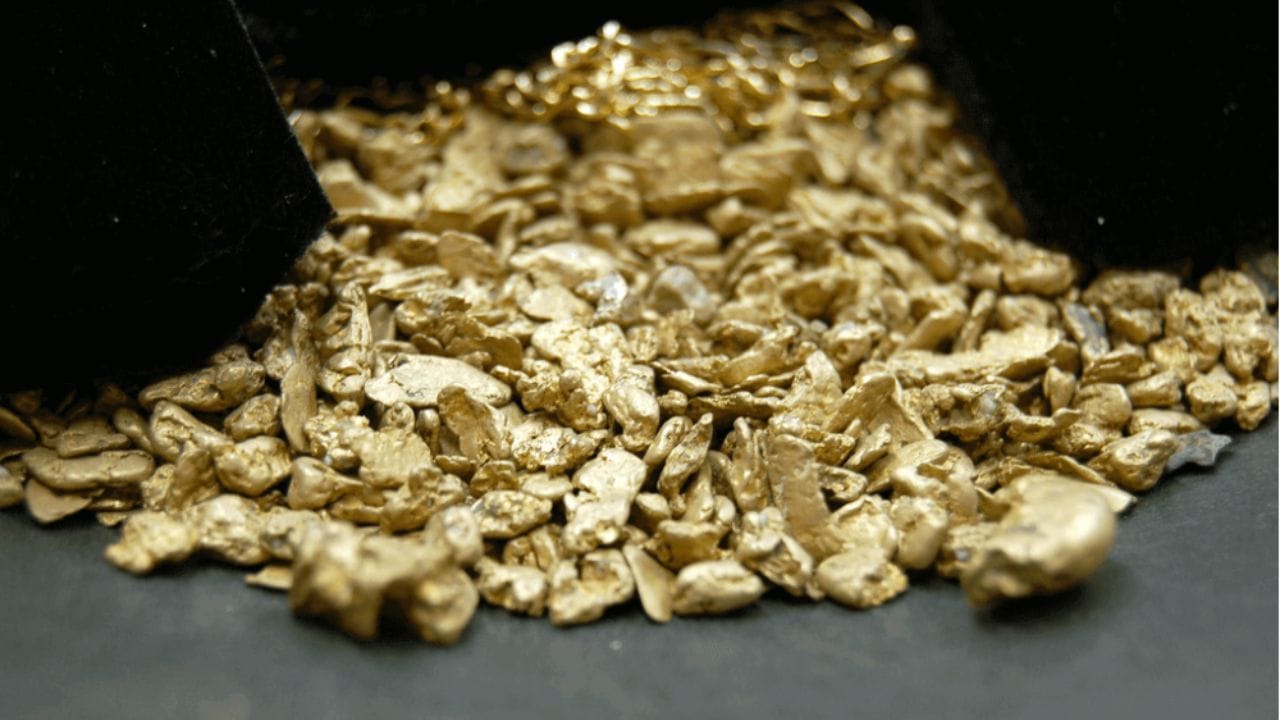 Russia- USGS ની યાદીમાં રશિયા 5,300 ટન સાથે વિશ્વમાં સૌથી વધુ સોનાનો ભંડાર ધરાવતા દેશોની યાદીમાં બીજા ક્રમે છે. 2019 માં રશિયા સોનાનો ત્રીજો સૌથી મોટો ઉત્પાદક દેશ હતો. રશિયાના પૂર્વી સાઇબિરીયાના ક્રાસ્નોયાર્સ્ક ક્ષેત્રમાં પોલિયસ ગોલ્ડની ઓલિમ્પિયાડા સોનાની ખાણ, વિશ્વની ત્રીજી સૌથી મોટી કાર્યરત સોનાની ખાણ છે.