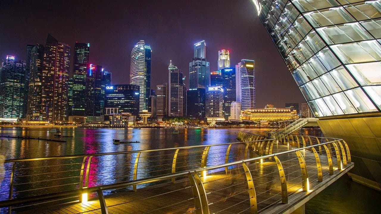 એક ખાસ રિપોર્ટ પરથી જાણવા મળ્યું છે કે, સિંગાપોર અમીર લોકો માટે નવું 'ગોલ્ડ લોકર' બની ગયું છે. સિંગાપોરમાં એરપોર્ટ નજીક છ માળની હાઇ-ટેક તિજોરી બનાવવામાં આવી છે. આ તિજોરીને "ધ રિઝર્વ" તરીકે ઓળખવામાં આવે છે.