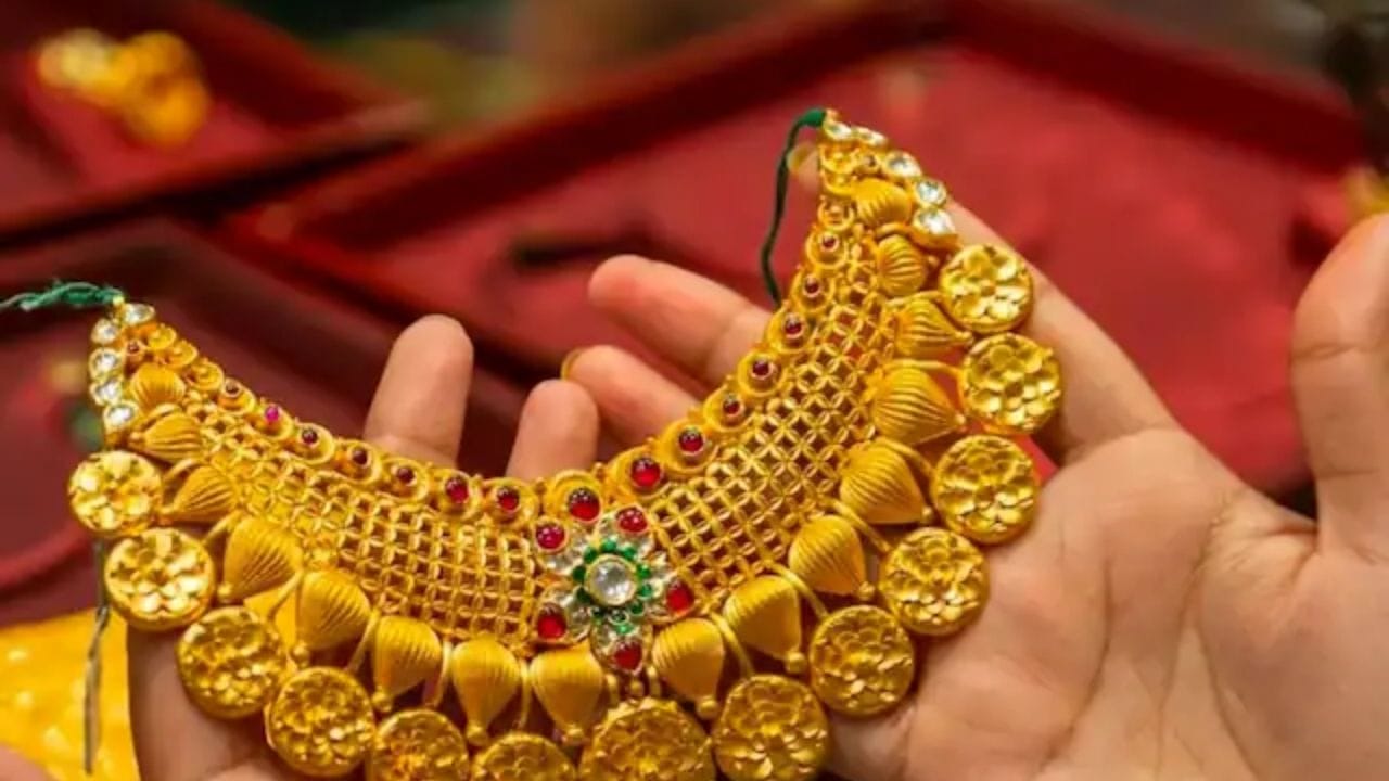  અમદાવાદ સોનાનો ભાવ: અમદાવાદમાં 22 કેરેટ સોનાનો ભાવ 10 ગ્રામ દીઠ 87,700 રૂપિયા છે. ૨૪ કેરેટ સોનાની કિંમત ૯૫,૬૭૦ રૂપિયા પ્રતિ ૧૦ ગ્રામ છે.