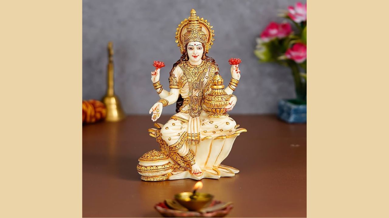 પૂજા માટે યોગ્ય સમય: એવું માનવામાં આવે છે કે વ્યક્તિએ દિવસમાં ઓછામાં ઓછા પાંચ વખત ભગવાનની પૂજા કરવી જોઈએ. પહેલી પૂજા સવારે 4.30 થી 5 વાગ્યા દરમિયાન બ્રહ્મ મુહૂર્ત દરમિયાન બીજી પૂજા સવારે 9 વાગ્યે, ત્રીજી પૂજા બપોરે 12 વાગ્યા સુધી, ચોથી પૂજા સાંજે 4 થી 6 વાગ્યા સુધી અને પાંચમી પૂજા રાત્રે 9 વાગ્યા પહેલાં કરી લેવી જોઈએ.
