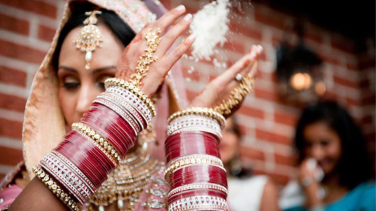 પછી કન્યા એ જ થાળીમાંથી ચોખા ઉપાડે છે અને તેને પાછળ ફેંકે છે. કન્યાએ પાછળ વળીને જોયા વિના આ પાંચ વખત કરવાનું છે. કન્યાએ ચોખા એટલી તાકાતથી ફેંકવા પડે છે કે તે પાછળ ઉભેલા આખા પરિવાર પર પડે. આ સમય દરમિયાન દુલ્હનની પાછળ રહેતી ઘરની સ્ત્રી પોતાનો પલ્લુ ફેલાવે છે અને ચોખાના દાણા એકત્રિત કરે છે. એવું માનવામાં આવે છે કે જ્યારે કન્યા ચોખા ફેંકે છે, ત્યારે જેને ચોખા મળે છે તેણે તેને સુરક્ષિત રીતે રાખવા જોઈએ.
