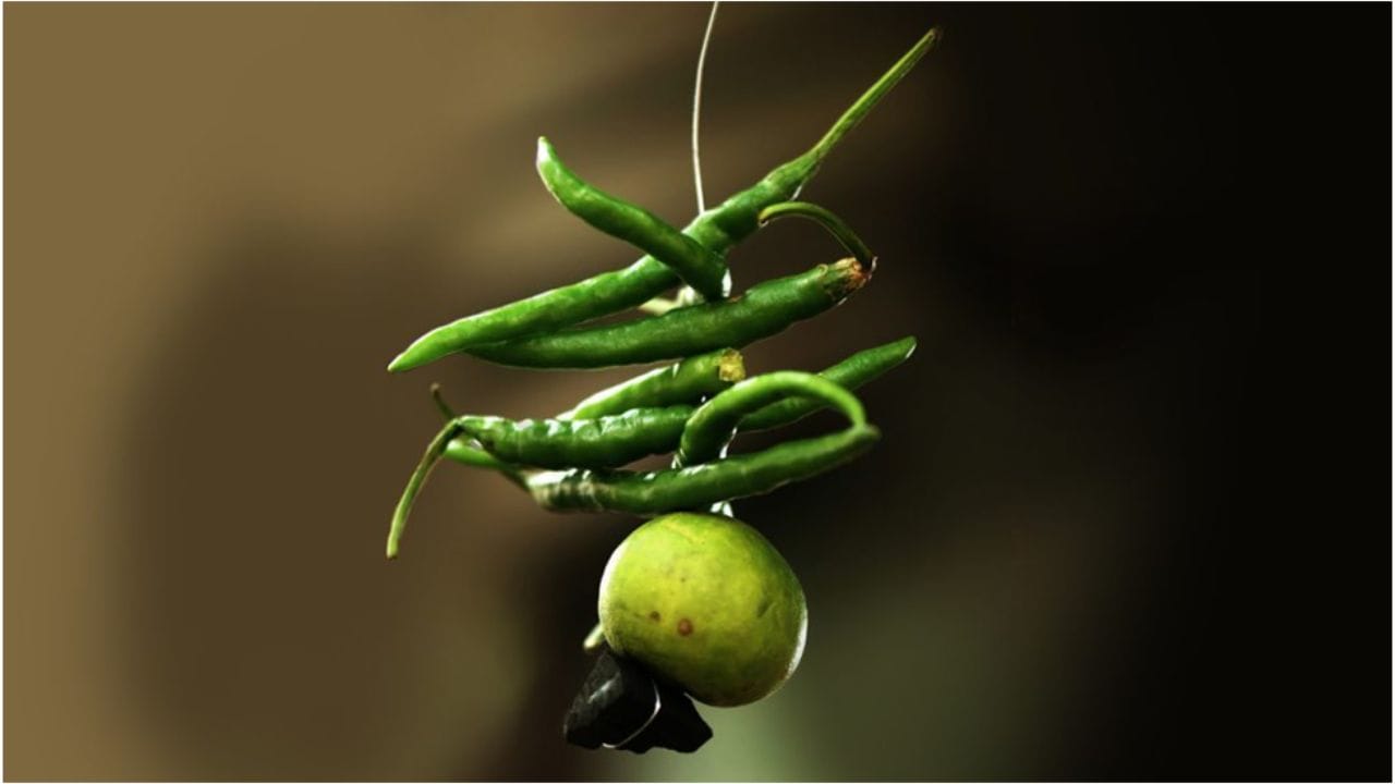 દરવાજા પર લીંબુ-મરચાં લટકાવીને મેસેજ આપવામાં આવે છે કે આપણે દુષ્ટ શક્તિઓથી સતર્ક અને સુરક્ષિત છીએ. તે એક પ્રકારની માનસિક સુરક્ષાની લાગણી આપે છે.
